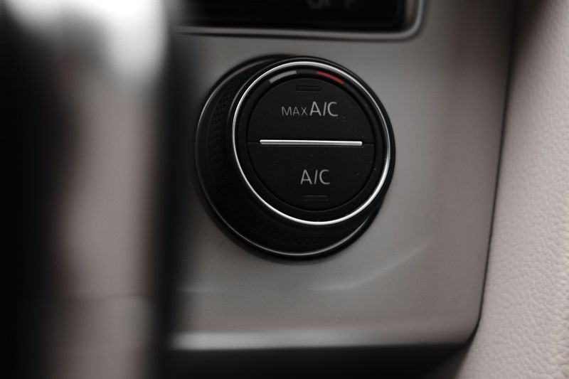 Bedienelement der Klimaanlage in einem Fahrzeug mit A/C-Taste.